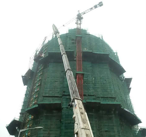 志丹吊车在工地上作业